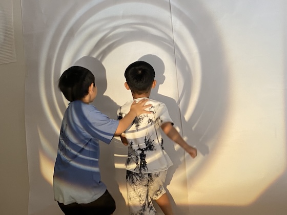 「ぐるぐるの世界」を楽しむ子供たちの写真